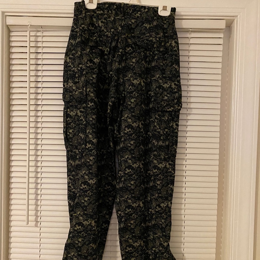 Zara camo pants with ankle tie. Brand new w/o tags